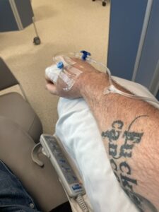 bilde av armen til Kent med tatoveringer og intravenøst